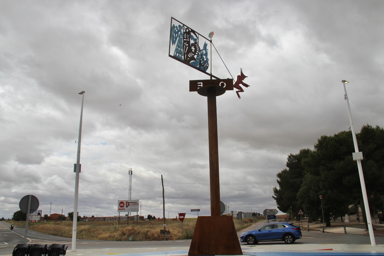 Alcázar Rinde Homenaje a Isidro Parra con la Inauguración de una Veleta Conmemorativa en la Rotonda del Cementerio
