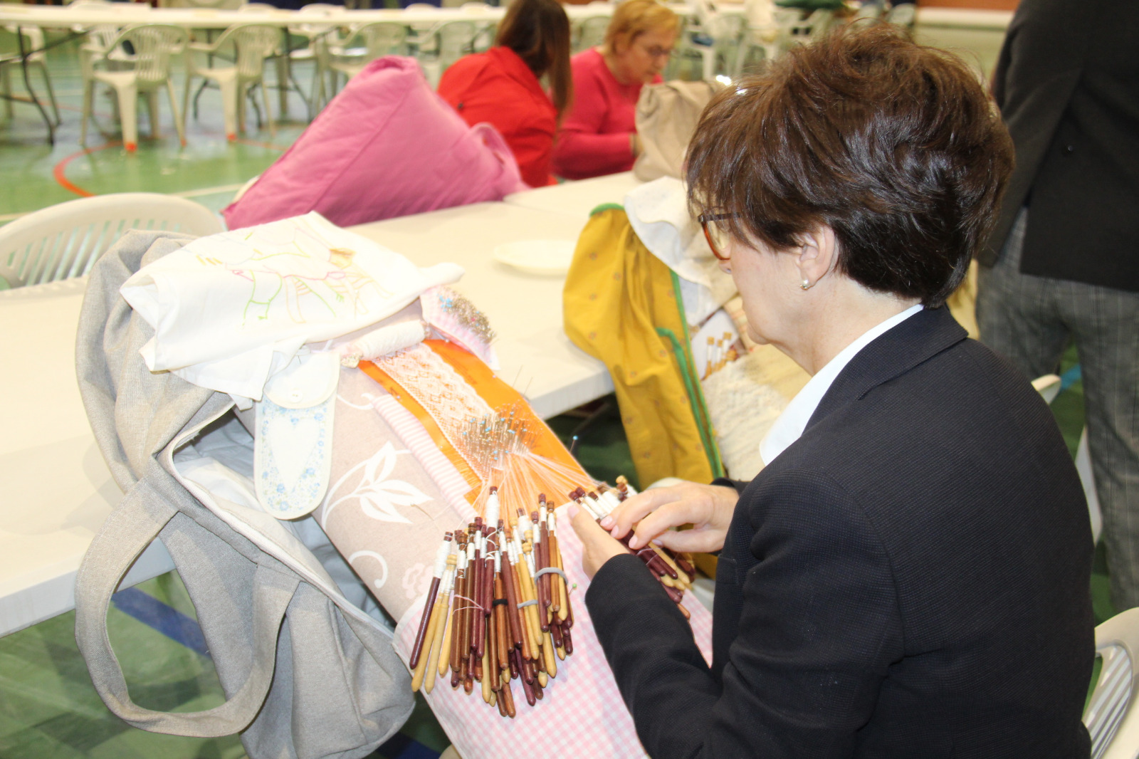 Artesanas de la Comarca Celebran la Creatividad en el Encuentro de Encajeras de Alcázar