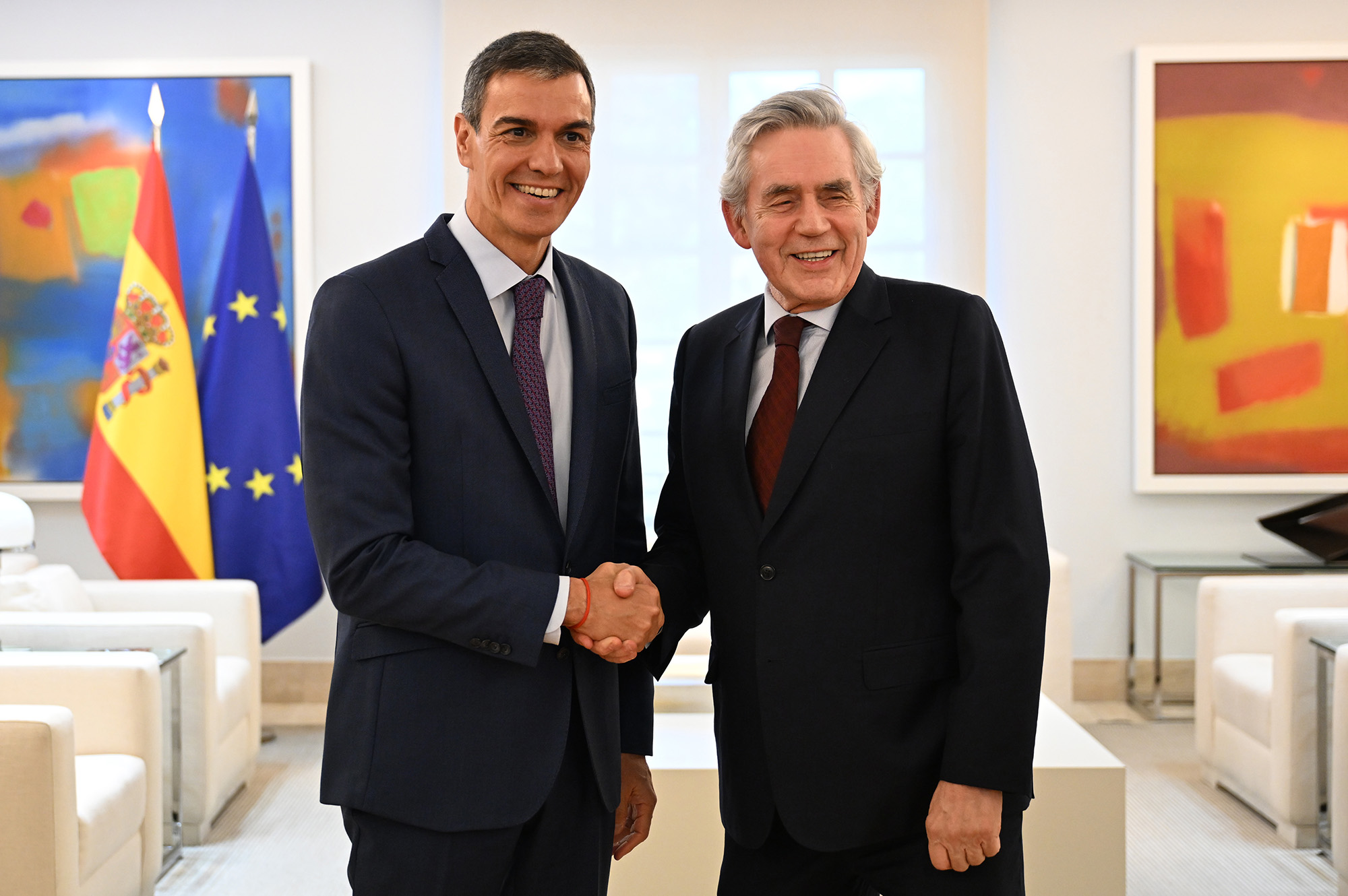 Pedro Sánchez se encuentra con Gordon Brown para abordar la cooperación en Finanzas Globales